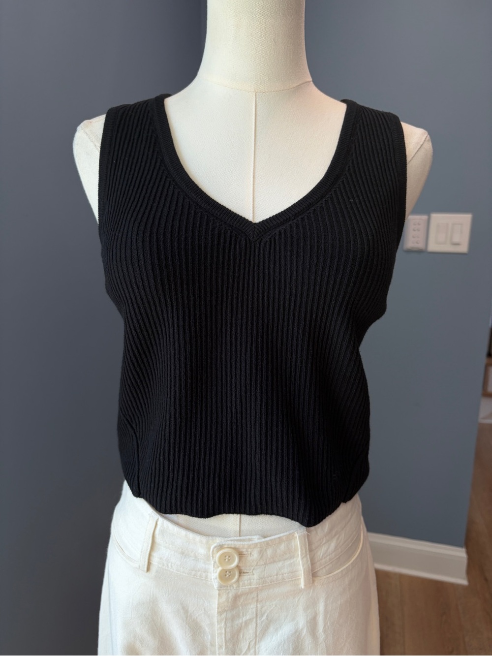 FRAME Black Ribbed Knit V-Neck Cropped Tank Top M